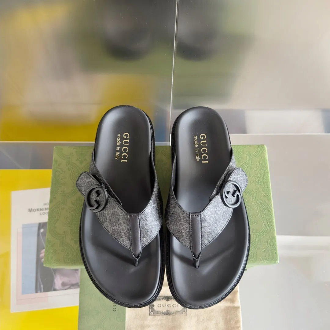 [G Home] Men's Men's Shoes💰: 300💰Size: 38-45 🆕2024Gucci Gucci Summer New Style Double G Presbyopia Flip-flops Cross Sandals Thick Sole Slippers Beach Shoes Original Purchase and Development Production G family's 2024 new summer dark horse items, fashion bloggers at home and abroad have put on the show, and it has become popular on social platforms at home and abroad. Fashionistas must pay for it, and they spend a lot of money to create ingenious craftsmanship and accurately restore every detail. Exquisite packaging at the delivery counter🛍📦 ▪️ Fabric: Original imported double G presbyopic leather ▪️ Lining: Original imported leather ▪️ Sole: Original open molded T men's shoes 💰U outsole ▪️ Bottom thickness: 3CM